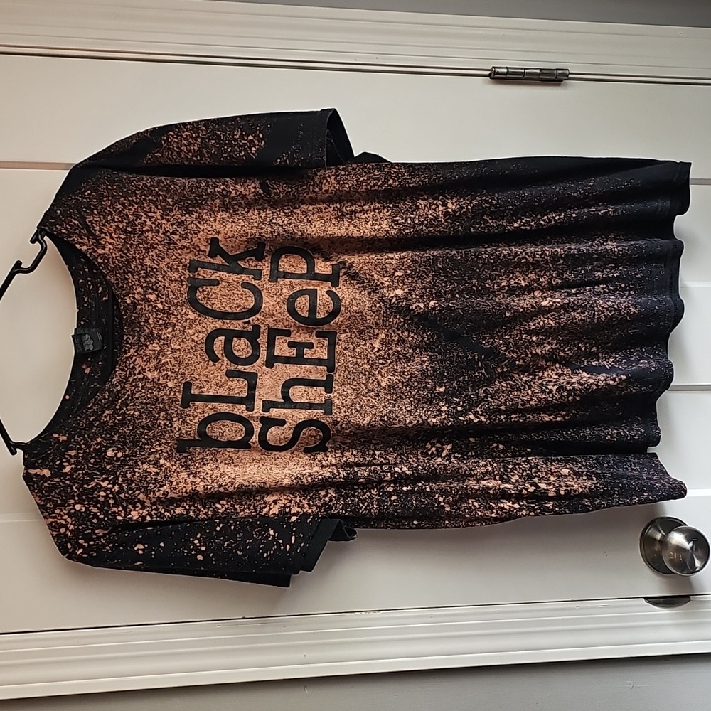 🖤Womens graphic/bleached splatter Black Sheep tshirt sz large🖤